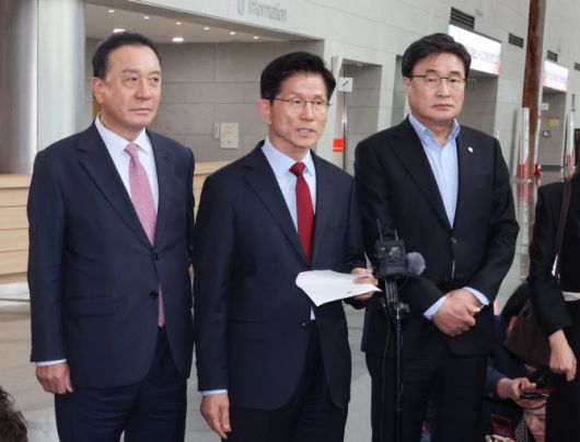 국민의힘 김문수 대선 후보가 6일 아시아태평양경제협력체(APEC) 회의장인 경북 경주시 경주화백컨벤션센터에서 취재진의 질문에 답하고 있다. 김 후보 양 옆으로는 초선·재선 대표인 엄태영·김대식 의원. (사진=연합뉴스)