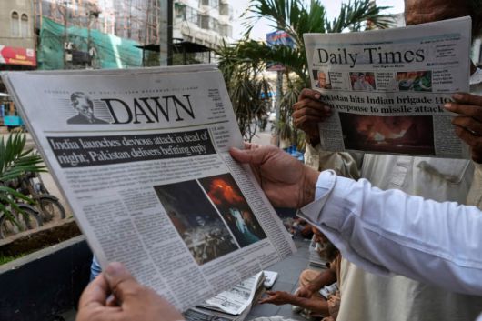 7일(현지시간) 파키스탄 카라치에서 사람들이 인도가 파키스탄 영토에 미사일을 발사했다는 기사가 실린 조간신문을 읽고 있다. (사진=AP)