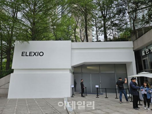 지난달 22일 중국 상하이 스튜디오 88 스페이스에서 북경현대의 일렉시오 사전 공개 행사 준비 작업이 한창이다. (사진=이데일리 이명철 특파원)