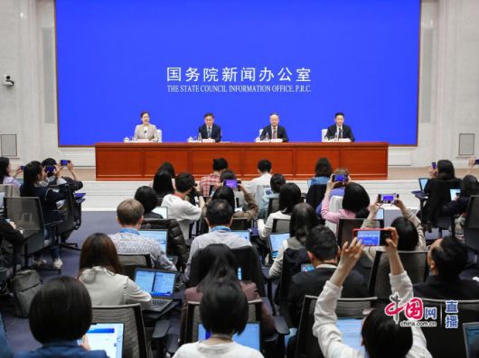 판궁성(왼쪽에서 두번째) 중국 인민은행 총재를 비롯해 금융 당국 관계자들이 7일 베이징에서 열린 기자회견에 참석해있다. (사진=중국 국무원)