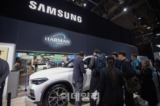 CES 2025가 열린 미국 라스베이거스 컨벤션 센터 삼성전자 전시관에서 관람객들이 다양한 제품과 솔루션들을 체험하고 있다. (사진=삼성전자)