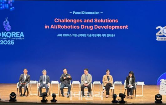 왼쪽부터 윤태영 프로티나 대표, 정재호 연세대학교 교수, 알렉스 자보론코브 인실리코메디슨 대표, 송상옥 스탠다임 대표, 석차옥 갤럭스 대표, 표준희 한국제약바이오협회 AI융합연구원 부원장(사진=이데일리 임정요 기자)