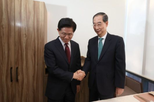 김문수 국민의힘 대선 후보(왼쪽), 한덕수 무소속 대선 예비후보.(사진=뉴스1)