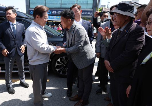 민심을 청취하는 ‘경청 투어’에 나선 이재명 더불어민주당 대선후보가 7일 전북 임실군 임실전통시장에서 시민들에게 인사를 하고 있다.(사진=뉴시스)