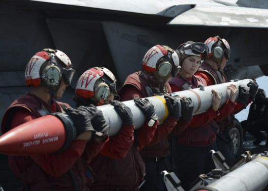 미 해군이 배포한 이 사진에서 수병들이 2017년 8월 8일 페르시아만에서 항공모함 USS 니미츠에 탑재된 F/A-18E 슈퍼호넷에 AIM-120C 미사일을 장전하고 있다. (사진=AP통신)