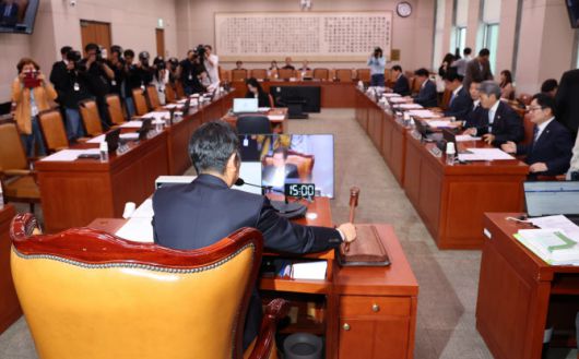 7일 국회에서 열린 법제사법위원회 전체회의에서 정청래 법사위원장이 의사봉을 두드리고 있다. (사진=뉴시스)