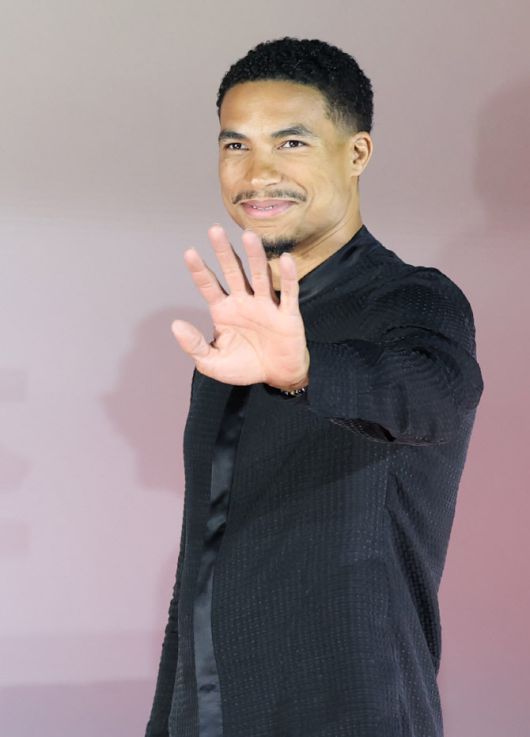 배우 그렉 타잔 데이비스가 8일 오후 서울 송파구 올림픽로 롯데시네마 월드타워점에서 열린 영화 ‘미션 임파서블: 파이널 레코닝’ 기자간담회에 참석해 인사를 하고 있다.(사진=뉴스1)