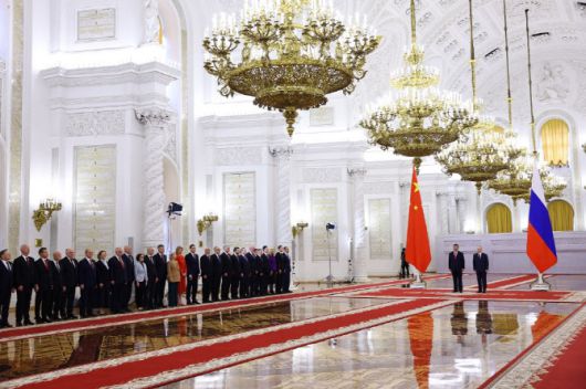 8일 러시아 모스크바 크렘린궁에서 열린 중국과 러시아 정상회담에 앞서 양국 정상 및 관계자들이 회담장 입장을 준비하고 있다. (사진=AFP)