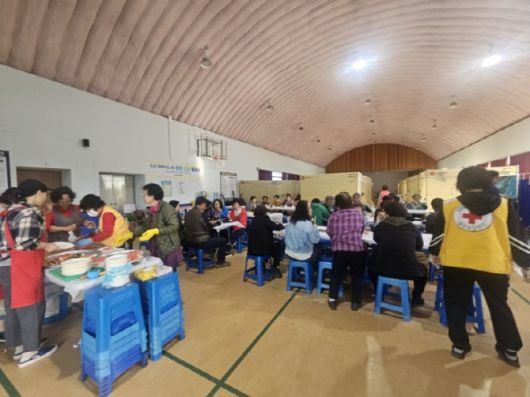 8일 오전 경북 안동시 길안면 길안중학교에서 이재민들이 아침을 먹고 있다.(사진=연합뉴스)