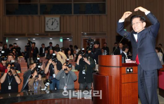 [이데일리 노진환 기자] 김문수 국민의힘 대선 후보가 9일 서울 여의도 국회에서 열린 의원총회에서 인사말을 하며 머리 위로 하트를 만들어 보이고 있다.