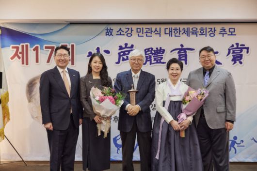 이인정 회장이 소강체육대상 시상식에서 대상을 받은 뒤 가족들과 함께 기념촬영을 하고 있다. 왼쪽은 차남인 이상현 대한사이클연맹 회장. 사진=(주)태인
