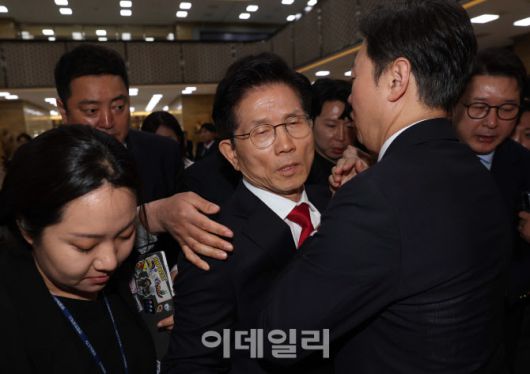 [이데일리 노진환 기자] 김문수 국민의힘 대선 후보가 9일 서울 여의도 국회에서 열린 의원총회에서 권영세 비대위원장의 모두발언이 끝난 후 의총장에서 퇴장하자 국민의힘 의원들이 김 후보를 막아서고 있다.