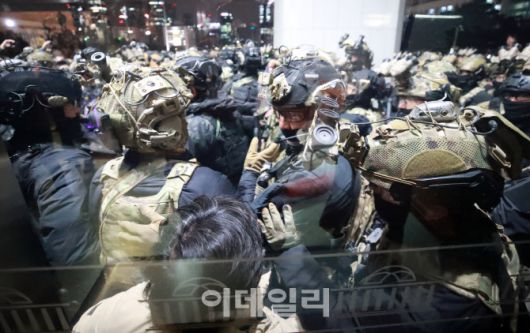 비상계엄이 선포된 지난해 12월 4일 새벽 서울 여의도 국회의사당에서 군인들이 국회 관계자들과 몸싸움을 하며 국회 진입을 시도하고 있다. (사진=이데일리 노진환 기자)
