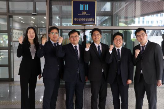 부산지검 해양·강력범죄전담부 소속 검사들. 왼쪽부터 장지영 검사, 신정수 검사, 허지훈 부장검사, 김형섭 검사, 김경진 검사, 유성윤 검사. (사진=부산지검)