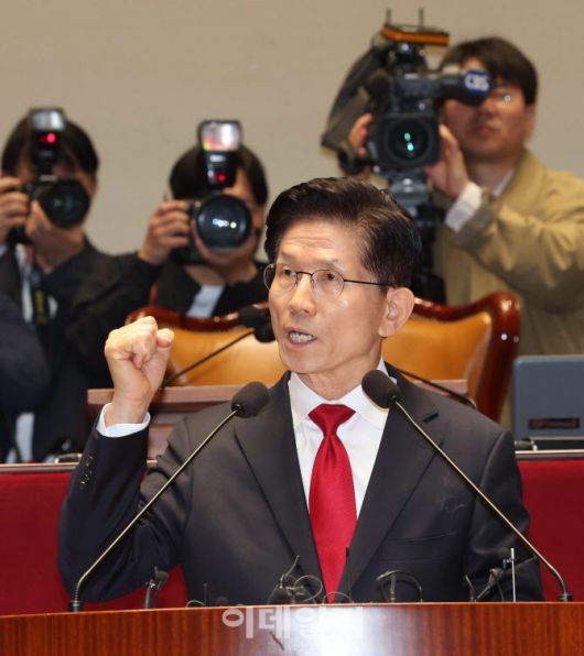 [이데일리 노진환 기자] 김문수 국민의힘 대선 후보가 9일 서울 여의도 국회에서 열린 의원총회에서 모두발언을 하고 있다.