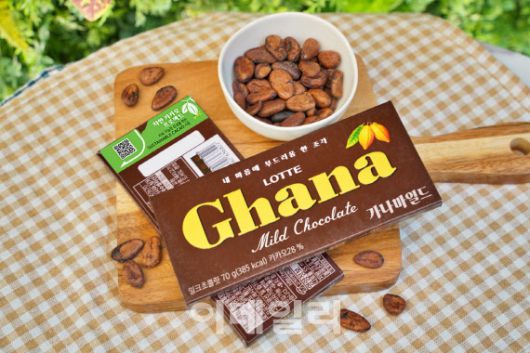 ’착한 카카오 프로젝트’ 로고가 삽입된 가나초콜릿과 지속가능한 방식으로 경작된 ‘서스테이너블 카카오빈’ (사진=롯데웰푸드)