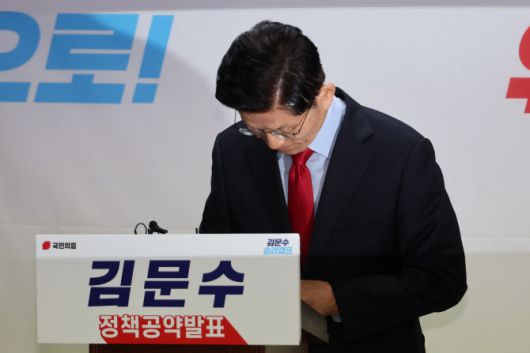 국민의힘 김문수 대선 후보가 10일 서울 여의도 캠프 사무실에서 긴급 기자회견을 열어 당 지도부 주도의 사상 초유 대선 후보 교체 강행에 대한 입장을 밝힌 뒤 인사하고 있다.(사진=연합뉴스)