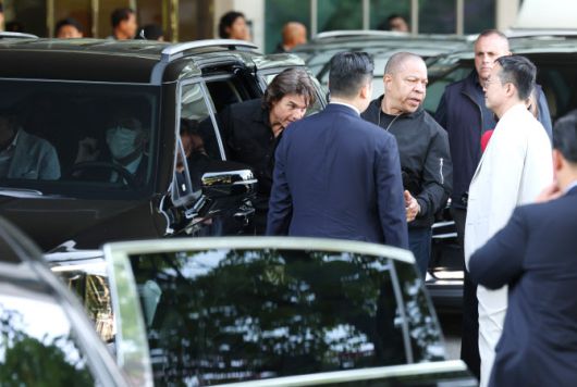할리우드 배우 톰 크루즈가 ‘미션 임파서블: 파이널 레코닝’ 홍보를 위해 지난 7일 오후 서울김포비즈니스항공센터(SGBAC)를 통해 내한해 기아 카니발을 타고 있다. (사진=뉴스1)