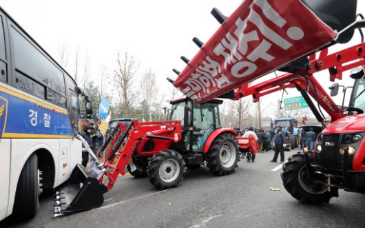 전국농민회총연맹 전봉준 투쟁단 농민들이 지난해 12월 윤석열 대통령 구속 등을 촉구하는 집회를 위해 트랙터와 트럭을 몰고 상경하던 중 서울 남태령 고개 인근에서 경찰병력과 대치하고 있다.(사진=뉴스1)