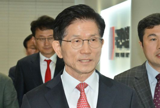 김문수 국민의힘 대통령 후보가 11일 오전 한덕수 전 국무총리와의 회동을 위해 서울 여의도 중앙당사에서 대통령후보실로 이동하고 있다.(사진=뉴스1)