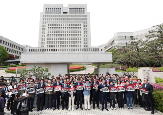 더불어민주당 의원 60여명이 지난 2일 대법원 앞에서 기자회견을 열고 이재명 대선 후보의 상고심 판결을 맹비난했다. (사진=연합뉴스)