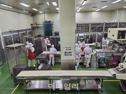 8일 경기 안성시 푸드코아 공장에서 작업자들이 빵 반죽 둥굴리기 작업을 하고 있다. (사진=김경은 기자)