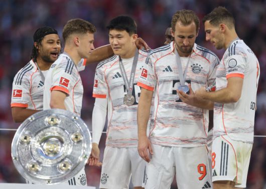 김민재가 뮌헨 동료들과 함께 트로피 세리머니를 기다리고 있다. 사진=AFPBB NEWS