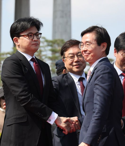 국민의힘 한동훈 전 대표와 조경태 의원. 사진=연합뉴스