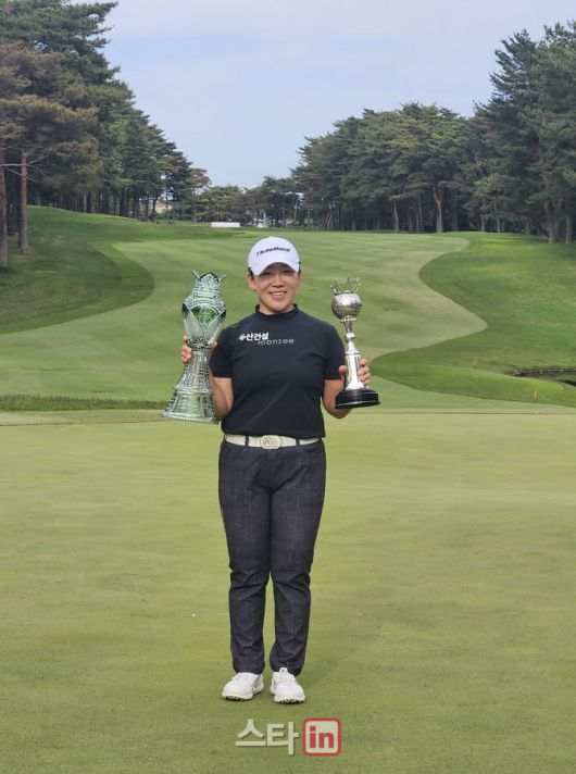 신지애가 JLPGA 투어 메이저 대회 월드레이디스 챔피언십 살롱파스컵에서 우승한 뒤 순회배와 우승 트로피를 들고 기념촬영하고 있다. (사진=신지애 현지 매니지먼트)