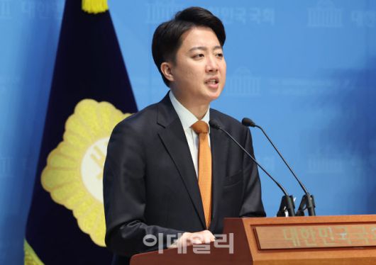 [이데일리 노진환 기자] 이준석 개혁신당 대선 후보가 12일 오전 서울 여의도 국회 소통관에서 정치 현안 관련 기자회견을 하고 있다.