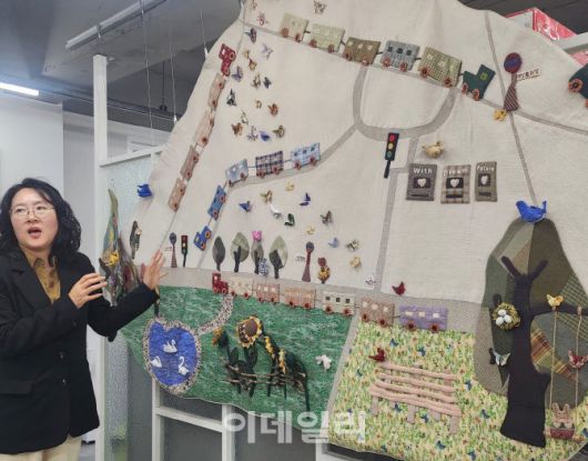 수원역 성매매집결지 지도를 모모이 공동작업장에서 퀼트로 제작했다. 마소현 모모이 센터장은 이 작품이 수원시청 등에서 전시돼 많은 이들의 관심을 받았다고 소개했다. (사진=이지현 기자)