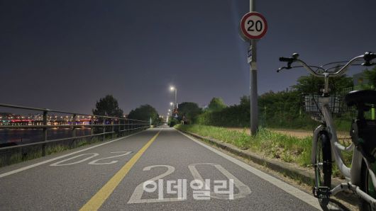 지난 6일 오후 서울 서초구 잠원한강공원 내 자전거도로 곳곳에 권장속도로 시속 20㎞가 안내돼 있다. (사진=정윤지 기자)