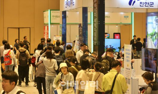 8일 서울 강남구 코엑스에서 열린 ‘2025 올댓트래블’에서 관람객들이 이벤트에 참여하고 있다. 한국 관광의 미래를 만날 수 있는 여행박람회 ‘2025 올댓트래블’은 ‘여행의 모든 것, 로컬로 통하다’를 주제로 급변하는 여행 트렌드에 발맞춰 △관광벤처기업관 △로컬브랜드포럼(LBF) 공동관 △관광두레 팝업존 △어촌체험휴양마을 체험관 △우수 중소여행사 공동관 등 차별화된 전시 콘텐츠를 선보인다.(사진=방인권 기자)