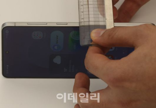 13일 서울 삼성 강남에서 초슬림형 스마트폰인 삼성전자 갤럭시 S25 엣지가 공개되고 있다. 갤럭시 S25 엣지는 정교한 설계와 경량화를 통해 갤럭시 S 시리즈 중 가장 얇은 5.8mm 두께의 슬림 디자인, 163g 무게를 구현했다. S25 일반 모델은 7.2mm, 162g이다.[이데일리 이영훈 기자]