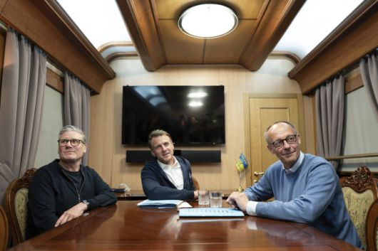 지난 9일(현지시간) 기차를 타고 우크라이나로 이동 중인 키어 스타머(왼쪽부터) 영국 총리, 에마뉘엘 마크롱 프랑스 대통령, 프리드리히 메르츠 독일 총리. (사진=AP 뉴시스)