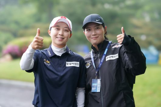 김효주(왼쪽)와 심서연이 지난 10일 경기 고양시의 뉴코리아CC에서 끝난 LET 아람코 코리아 챔피언십 2라운드를 마친 뒤 함께 포즈를 취하고 있다.(사진=아람코 코리아 챔피언십 대회조직위 제공)