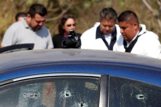 멕시코 경찰이 총기범죄 현장을 수사 중이다.. (사진=EPA/연합뉴스)