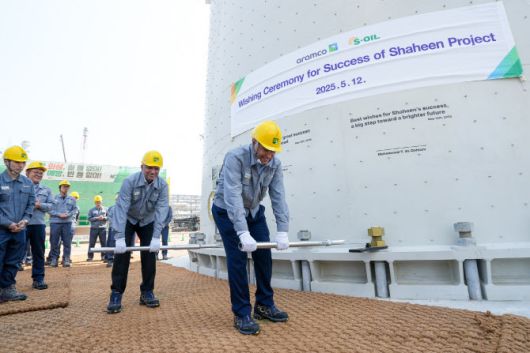 아람코 모하메드 알 카타니 다운스트림 사장(오른쪽)이 12일 S-OIL 샤힌 프로젝트현장을 방문해 관계자들을 격려하고, S-OIL 안와르 알 히즈아지 CEO(오른쪽 2번째)와 안전을 기원하며 프로필렌 분리타워(Propylene Fractionator Tower)의 볼트를 조이는 퍼포먼스를 하고 있다. (사진=에쓰오일.)