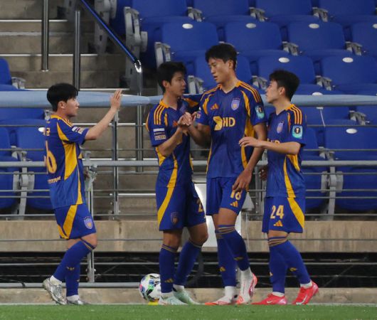 선제골을 넣은 허율과 울산 선수들. 사진=연합뉴스