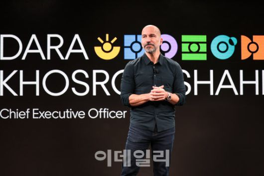 14일(현지 시각) 미국 뉴욕 맨해튼 오큘러스(Oculus)에서 열린 우버 연례 행사 ‘고겟(Go-Get) 2025’에서 다라 코스로샤히 우버 최고경영자(CEO)가 인사말을 하고 있다.(사진=우버)