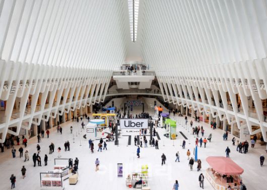 14일(현지 시각) 미국 뉴욕 맨해튼 오큘러스(Oculus)에 마련된 우버 ‘고겟(Go-Get) 2025’ 체험·전시 행사장 전경.(사진=우버)