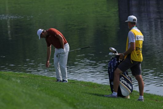 16번홀에서 2번째 샷을 물에 빠트려 드롭하는 셰플러.(사진=AFPBBNews)