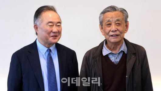 언론인 김중배 선생이 예종석 한양대 명예교수와 대담하고 있다. (사진=방인권 기자)