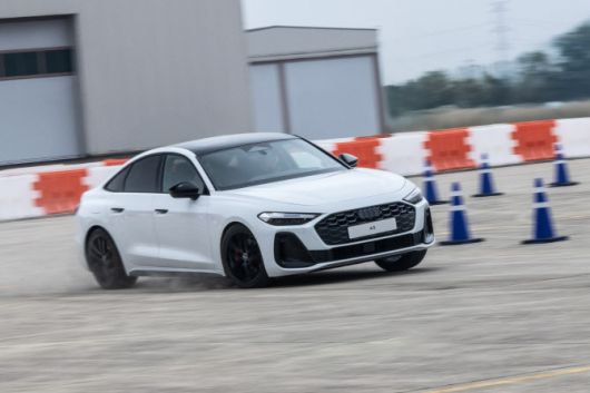 15일 경기 김포시 에어로피스 ‘아우디 익스피리언스-아우디 A5 프리뷰’ 행사에서 더 뉴 아우디 A5가 짐카나 코스를 달리고 있다. (사진=아우디코리아)