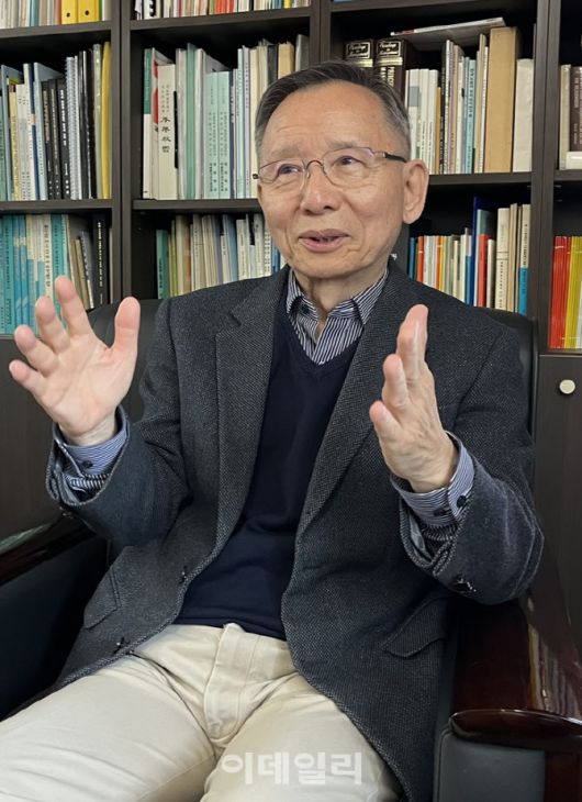 이원덕 노사공포럼 상임대표가 지난 7일 서울 강남구 노사공포럼 집무실에서 이데일리와 인터뷰를 하고 있다.(사진=서대웅 기자)