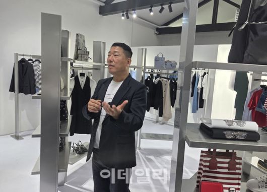 김훈 칼 라거펠트 수석 크리에이티브 디렉터가 팝업스토어 대해 설명하고 있다. (사진=한전진 기자)