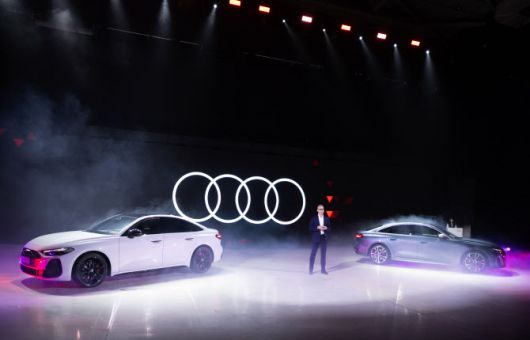 스티브 클로티 아우디코리아 사장이 15일 경기 김포시 에어로피스 ‘아우디 익스피리언스-아우디 A5 프리뷰’ 행사에서 더 뉴 아우디 A5(왼쪽)와 S5를 소개하고 있다. (사진=아우디코리아)