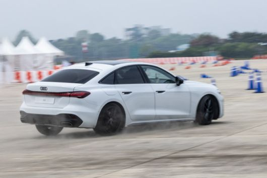 15일 경기 김포시 에어로피스 ‘아우디 익스피리언스-아우디 A5 프리뷰’ 행사에서 더 뉴 아우디 A5가 짐카나 코스를 달리고 있다. (사진=아우디코리아)