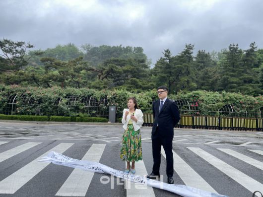 하희봉 로피드법률사무소 변호사는 16일 서울 서초구 서울중앙지법 앞에서 SK텔레콤 유심 해킹 사건 손해배상 청구 소장을 제출한다고 밝혔다. 사진은 피해자 김영희 씨가 발언하고 있는 모습.(사진=최오현 기자)