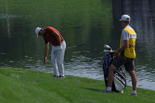 스코티 셰플러가 16번홀에서 공을 페널티 구역에 빠뜨린 뒤 드롭 지점을 정하고 있다. (사진=AFPBBNews)